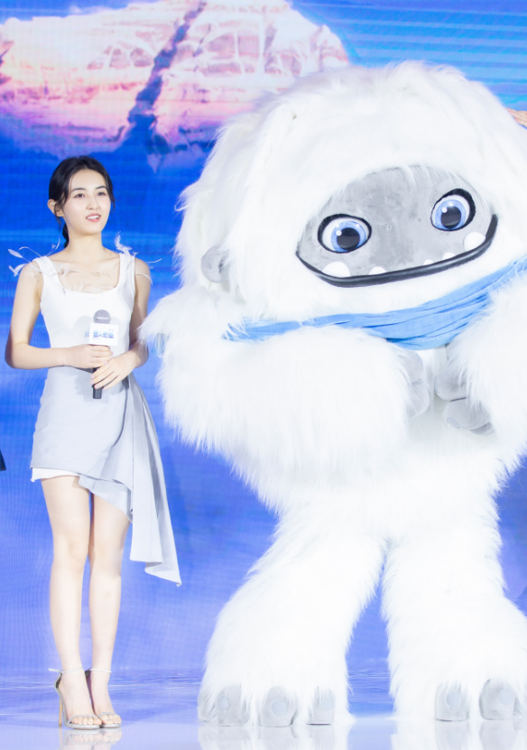 张子枫▲当张子枫减肥成功后，普通背心穿成高级礼服，尽显少女身材还白到发光