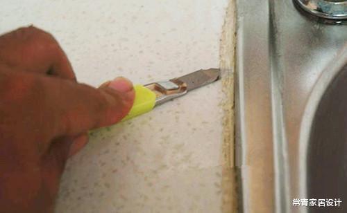 水槽边的玻璃胶发霉发黑，别再换了！教你4招轻轻一抹就干净了