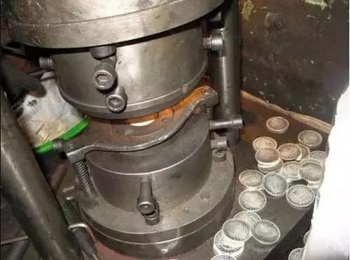 银元▲触目惊心：不少“老银元”就是这样造出来的