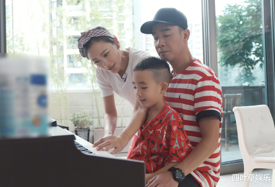 jasper|应采儿晒一家四口合照后，两夫妻教Jasper钢琴照曝光，画面太温馨