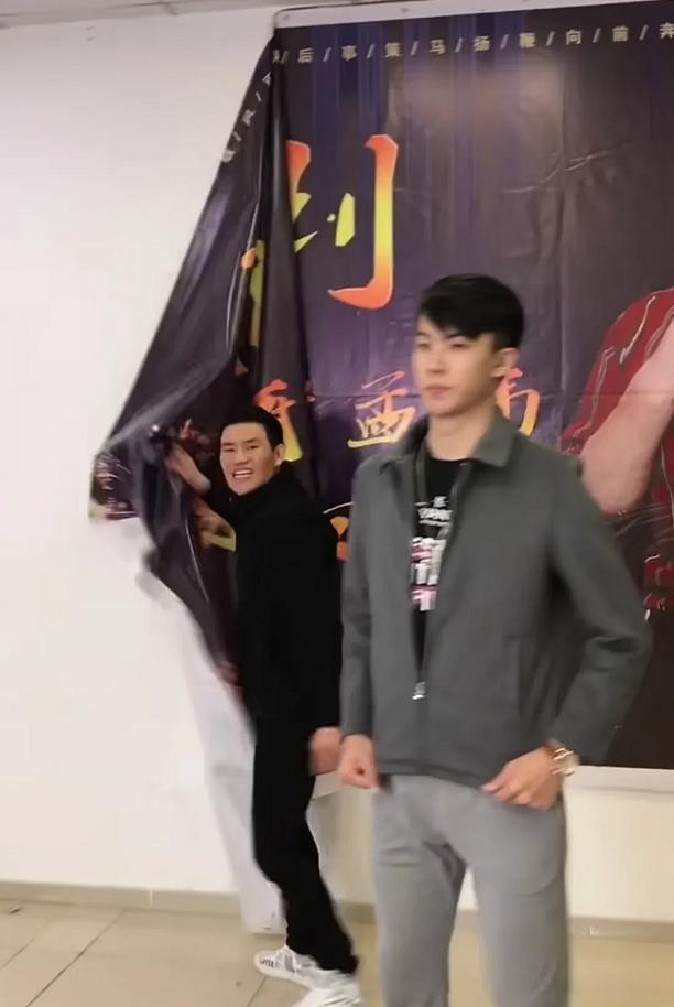 贾玲|嘎子直播中断！设备被打落一地，徒弟解释：卖不出货，惹怒供应商