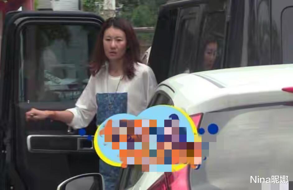 马蓉|王宝强女友比马蓉还放得开，穿短裤拎3万包上班，腿跟豪车一样高