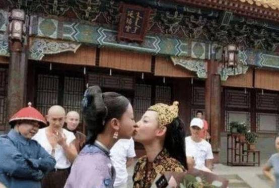 片场|女明星片场休息在干啥？吴谨言接吻，杨颖在抽烟，看到赵丽颖：输了