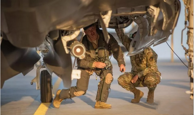 #F-35#中国歼20弹仓干净整洁，而美国F-35弹仓管线裸露，这是为何？