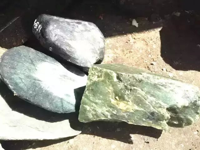 翡翠▲同样是300万切的石头，一刀下去，几家欢喜几家愁！