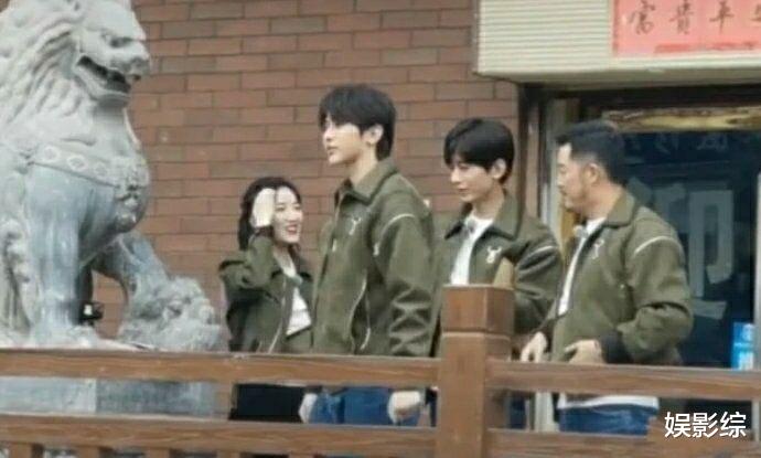 成毅|成毅太害羞，《奔跑吧》特别篇与女嘉宾牵手，不敢直视对方