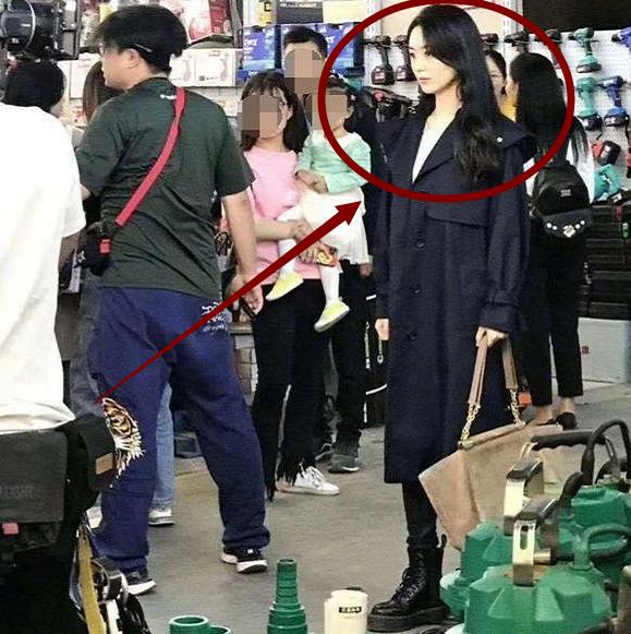 赵丽颖|赵丽颖上商场被抓拍，离开打光精修后，这颜值路人都不敢相信