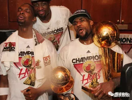 勒布朗·詹姆斯@詹姆斯离队加盟达拉斯，他还真的签下了正式合同