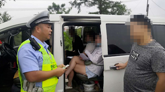 珠海交警|粤C小车贴着黑膜珠海大道逃窜2公里！交警打开车门吓了一跳……