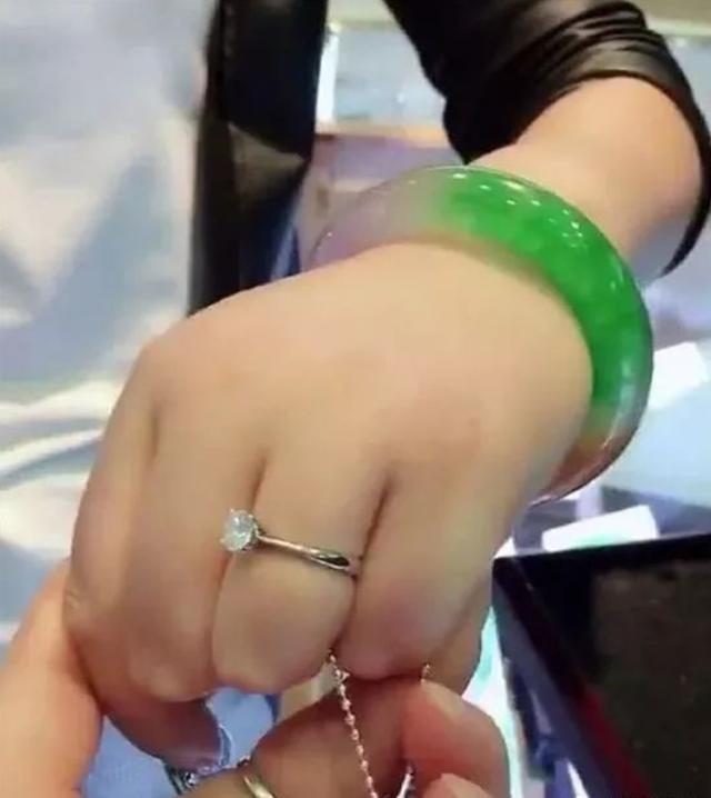 翡翠：一位翠友十年前30万买的手镯，如今成为稀世珍品，价值连城