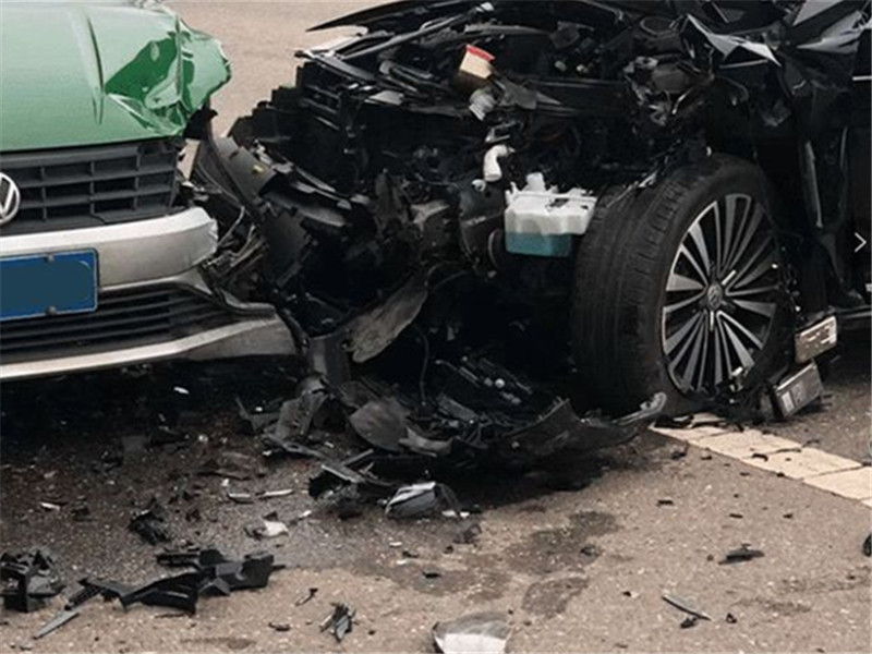 大众帕萨特|大众帕萨特撞上捷达，车损一目了然，网友：完全在意料之中！