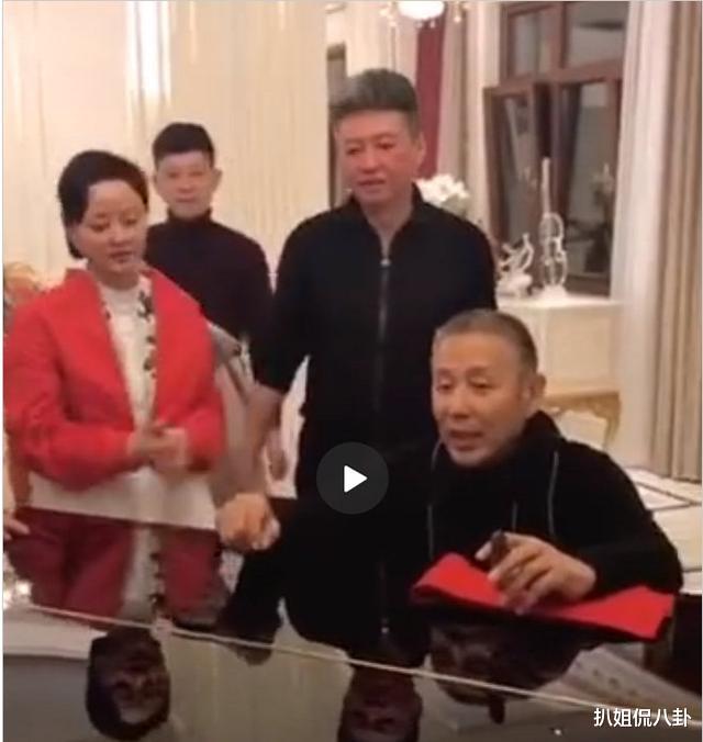 郑恺:郑恺新婚妻子就是冯小刚饭局的女主角,被逼着跳舞助兴,多亏陈道明出来解了围