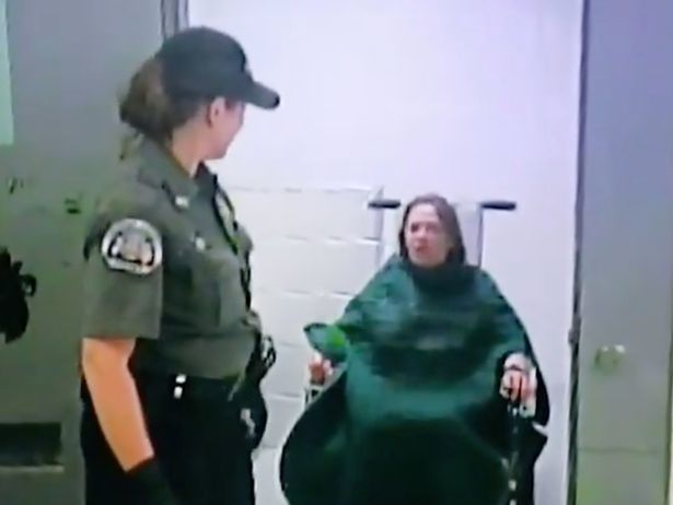 美國女子在傢洗澡，3名男警察莫名其妙將其逮捕，最後竟獲賠千萬-圖2