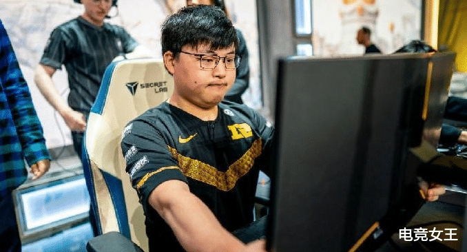 Uzi：UZI解说比赛被官方打脸，惨遭女朋友嘲讽：你真的是职业选手么？