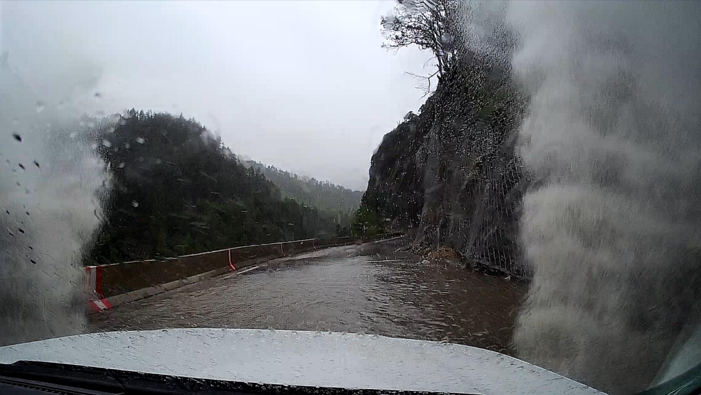 塌方|川藏318最容易断路的地段，一路塌方落石不断，带你体验惊魂自驾
