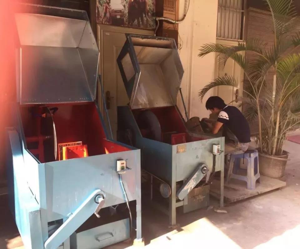 「翡翠」相貌平平的翡翠原石连行家都看不上眼，大叔自信拿下，切开看傻眼