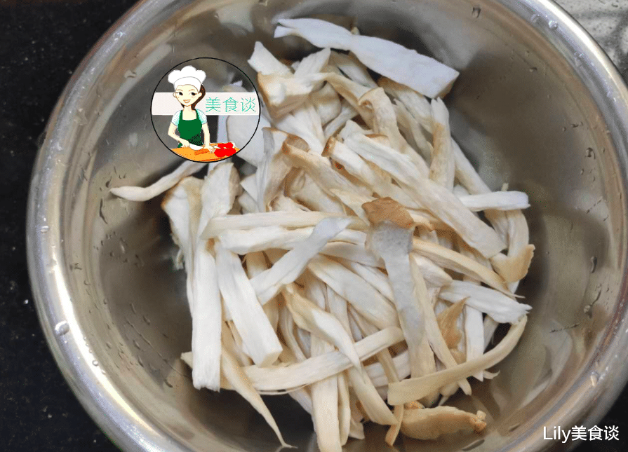 香蕉▲这三样食材一起炒,不放肉也很鲜,难怪儿子爱吃,做法简单还营养