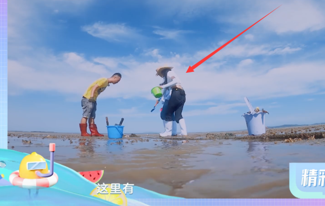 程潇|程潇和男朋友海边赶海，我关注点却在她的衣服上，作秀不要太明显