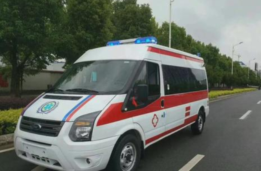 车史汇编 救护车多次鸣笛，前方4辆车做法不同，素质高下立现