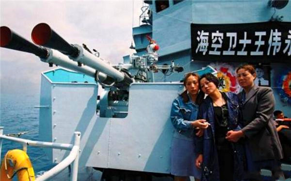 飞行员|空军飞行员王伟已牺牲19年,他的妻儿受到国家照料,现状如何?