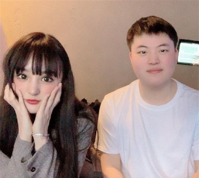 Uzi@uzi玩游戏却不敢开麦，因一起玩的是“小弟”，若开麦房间都没了