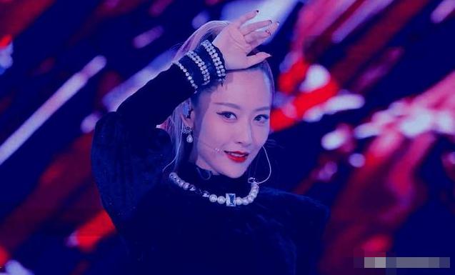 穿衣搭配|白冰长筒靴配丝袜，双马尾造型，展示火辣一面