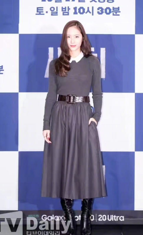 郑秀晶|郑秀晶离开SM后首次露面，离开了十级PS后，意外暴露直线腰