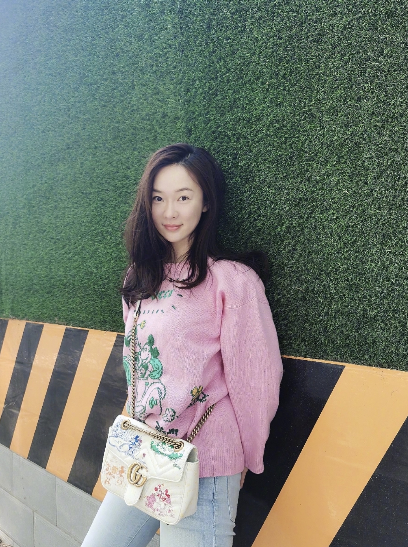 #牛仔裤#霍思燕终于瘦了！穿粉色卫衣配浅色牛仔裤春夏感十足，颜值也回春