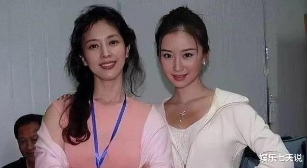 劉亦菲媽媽因一張照片火瞭？比女兒還漂亮，和舒暢站一起像同齡人-圖4