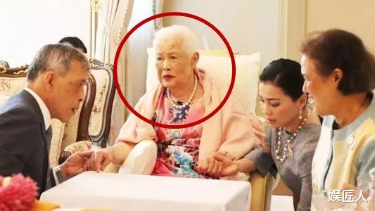 泰国王室|娶了媳妇忘了娘！67岁泰王忙着享受后宫嫔妃，一年只见一次王太后
