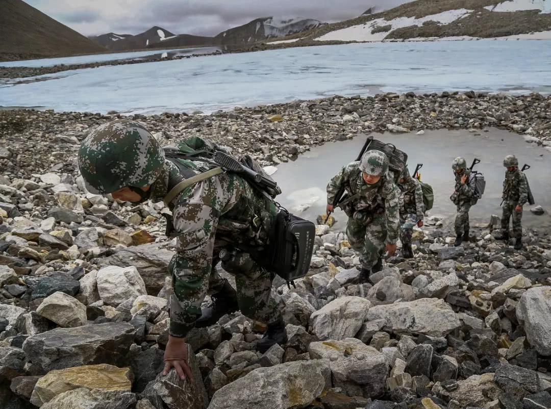 #印度#坚决亮剑，半步不退！16辆轻坦和自榴炮抵达，印军指挥官开始崩溃