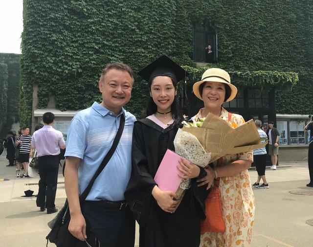 「欧阳奋强」欧阳奋强24岁女儿罕曝近照！巴掌脸大眼高颜值，与妈妈长相如复刻