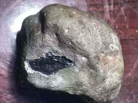 [翡翠]不听劝阻的小哥买下翡翠原石，切开后变种，最后成功回本！