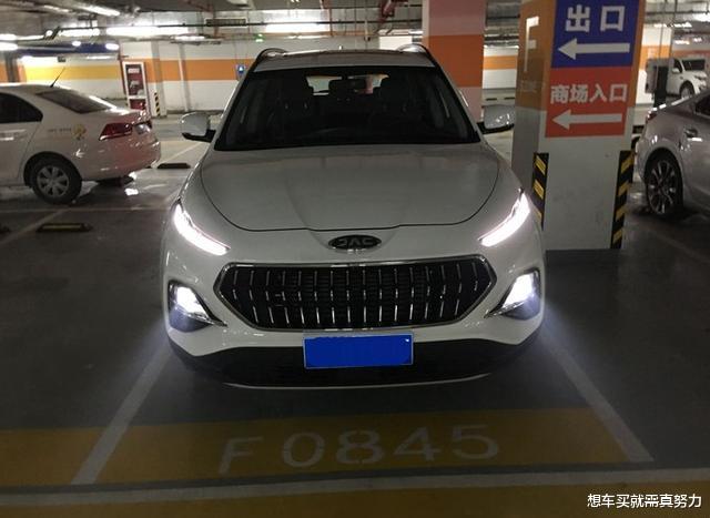 江淮汽车▲12万买江淮嘉悦X7，商场地库遇奥迪Q7，停旁边对比后车主满意笑了