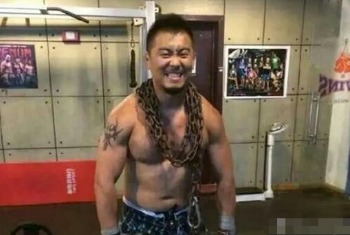 「徐昕」炒作升级，徐晓冬约架被警察批评！一龙深夜首度回应，亮出拳头