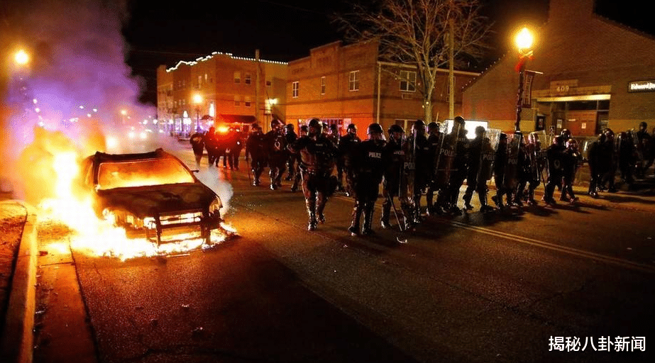 美国@截止6月7日9时，纽约“镇压行动”升级，大批白人警察夺路而逃！