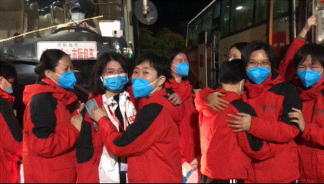 [黄冈]私家车自发鸣笛、市民摇旗迎接…英雄归来，请收下我们的敬意