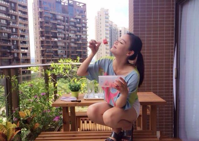 ：袁姗姗晒出自己的豪宅，沙发边框带金色浮雕，她坐在上面像贵妃