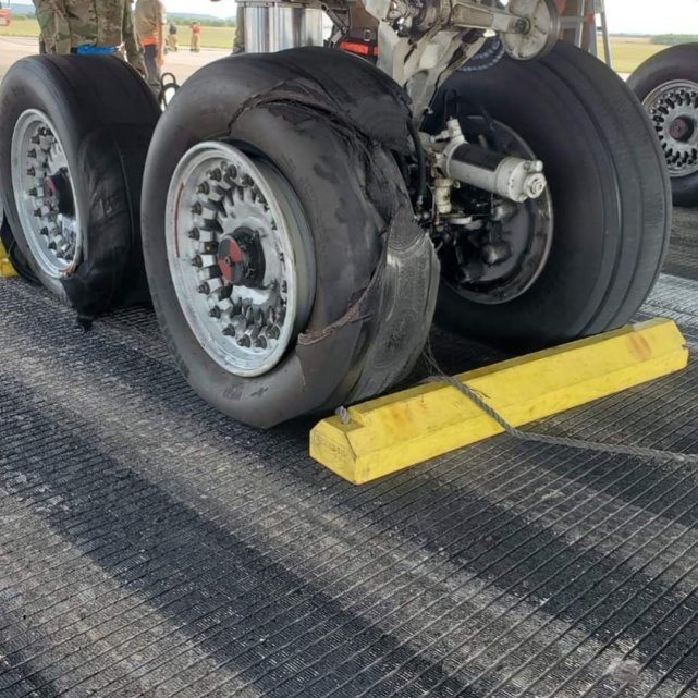 『轰炸机』美国空军又出事了！远程轰炸机空中突发电气故障，返航落地当场爆胎