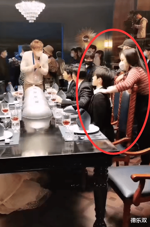 『蔡徐坤』蔡徐坤录跑男，谁注意他身后“女生”在干嘛，我没看错吧？