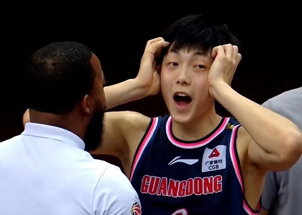 广东男篮|太欢乐！疆粤大战被广东打成娱乐赛，替补席成欢乐海洋，场上变扣篮大赛