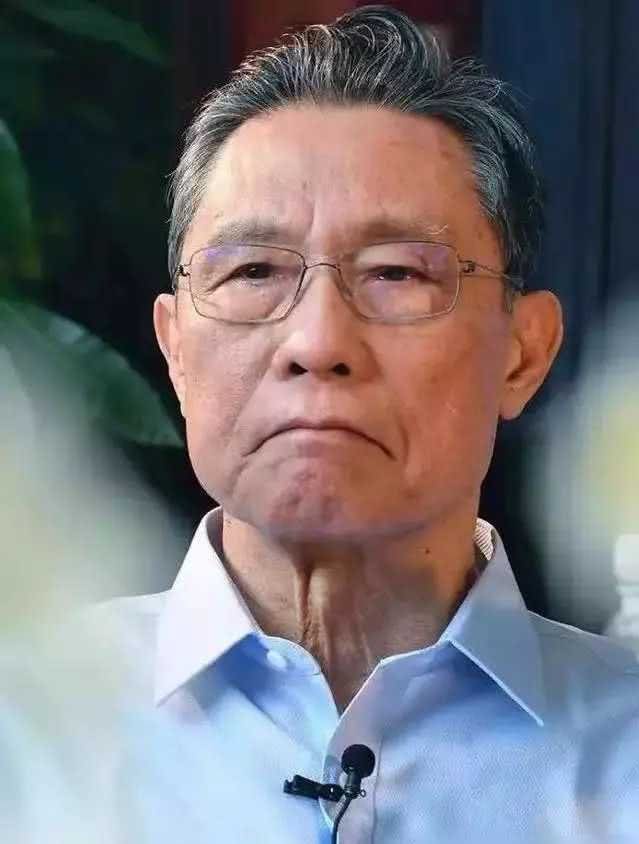 杨紫@不是谁都可以拍抗疫剧,看到演员名单:不是火就能演!