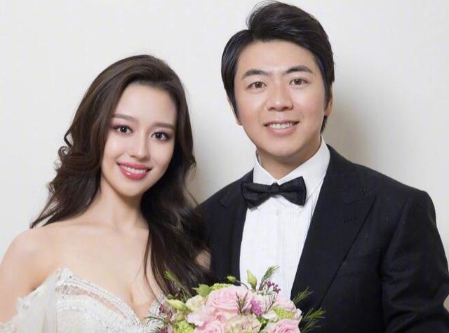 「吉娜·爱丽丝」“钢琴西施”吉娜，穿旗袍大秀身材，看到腰的一瞬间太羡慕郎朗了
