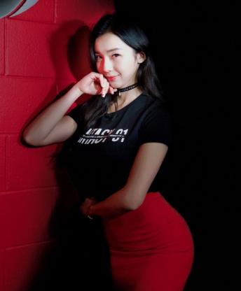 『卡戴珊』科比称她是最美的亚洲女性，身材不输卡戴珊，终于找到强壮的男友