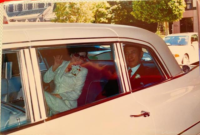 仝卓@二房小女儿发父亲参加自己婚礼照怀念赌王，细数婚礼父亲暖心细节