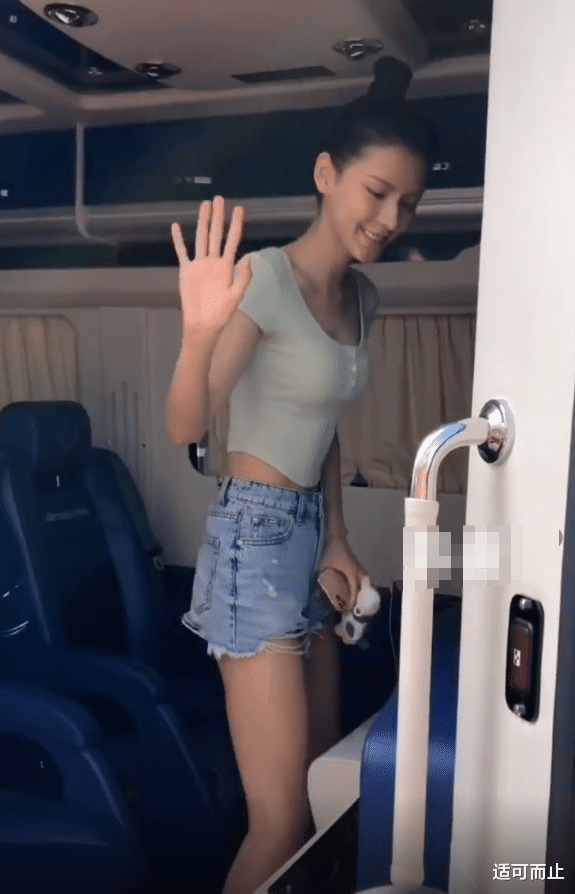 王思聪|王思聪前女友瘦出新高度，目测不超80斤，网友：手里的薯片不香了！