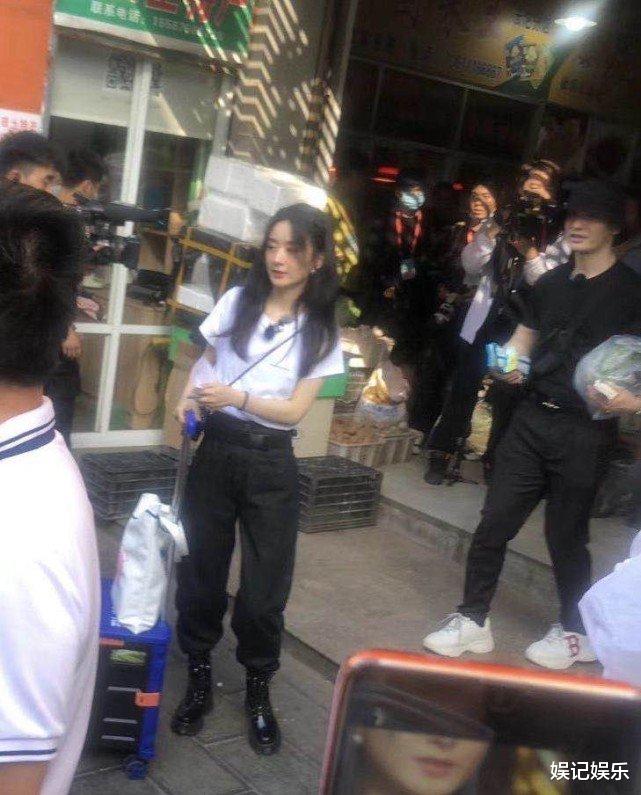 赵丽颖|赵丽颖官宣不按套路走？麻花辫出镜，上衣后背让粉丝酸了