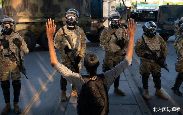 『美国』美国暴乱已致63人死亡！美军装甲车上街开路，士兵直接朝居民开枪