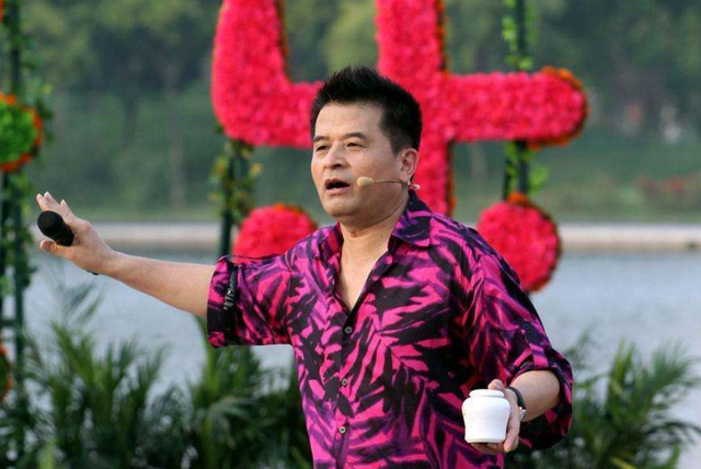 毕福剑|毕福剑献唱助农晚会！与美女插科打诨宝刀未老，观众冒雨撑伞捧场