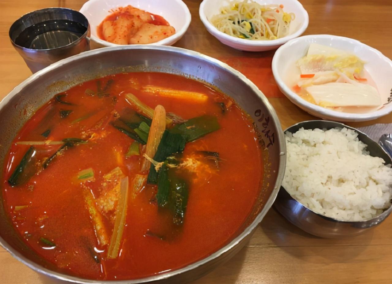 带鱼|韩国人为何吃饭从不端碗？看到他们的餐具后，还真是自己作的呢！